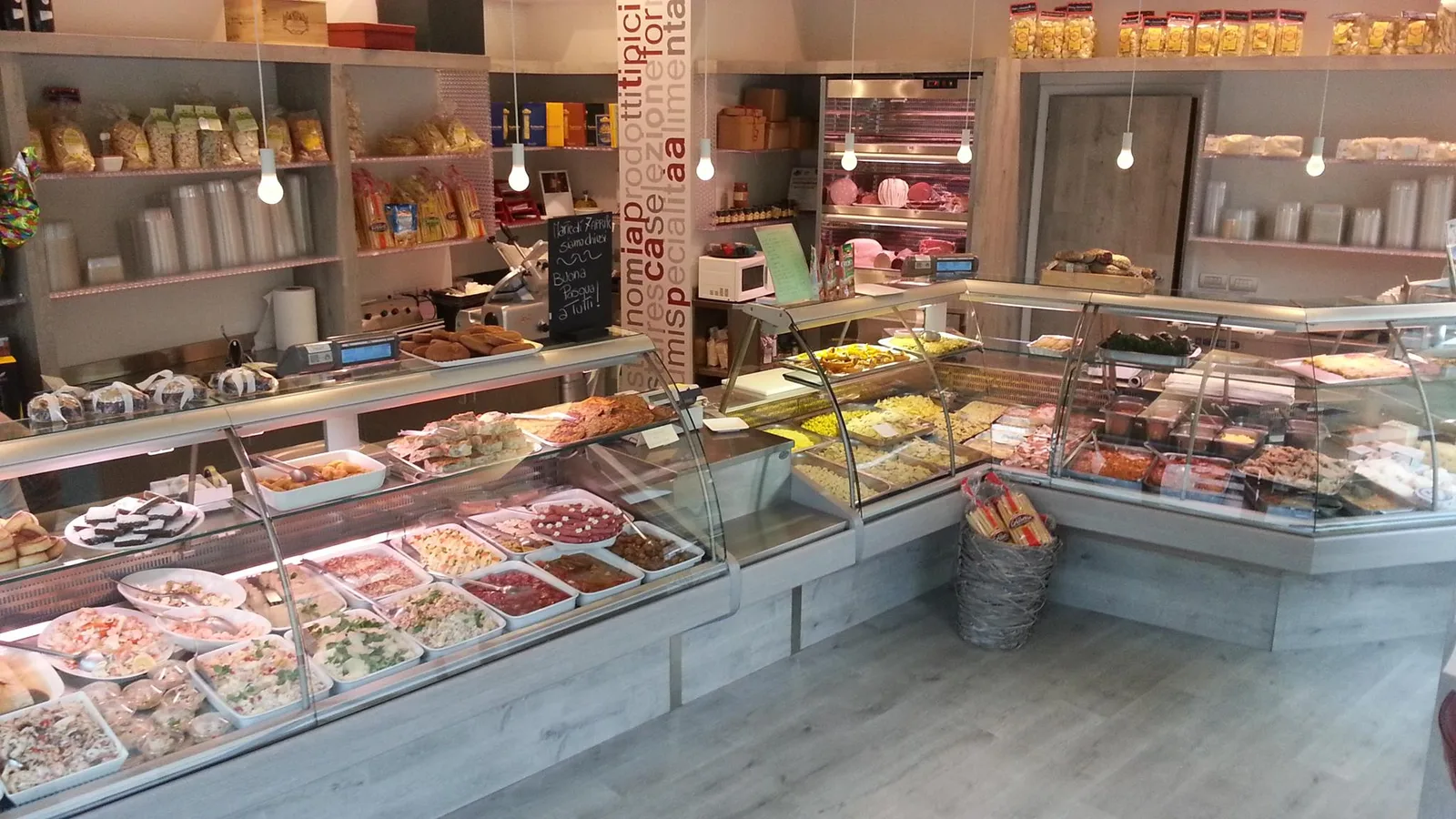 Interno della gastronomia con banco e prodotti freschi