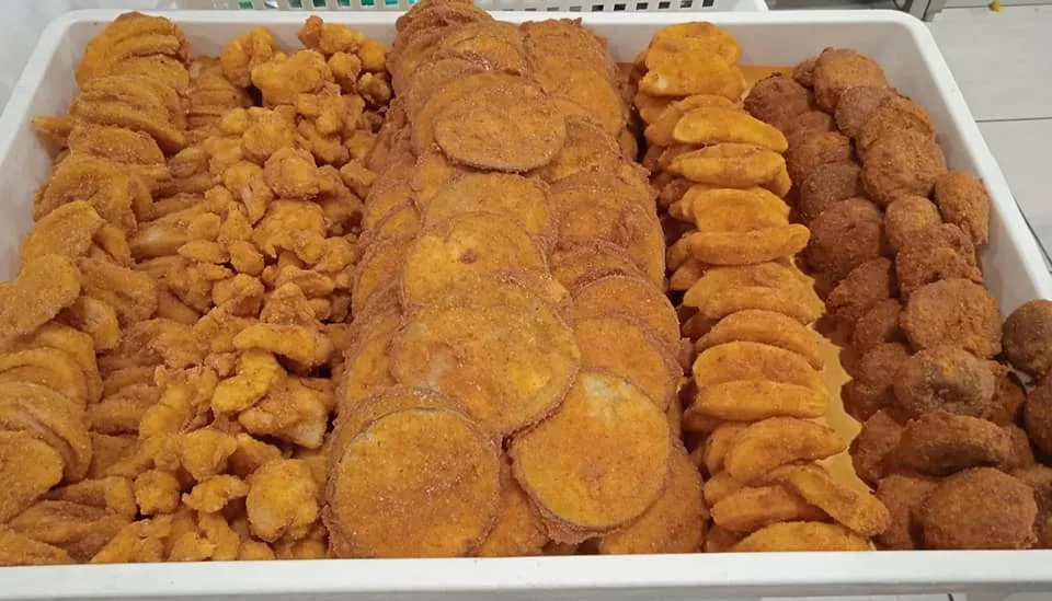 Fritti dorati preparati in gastronomia