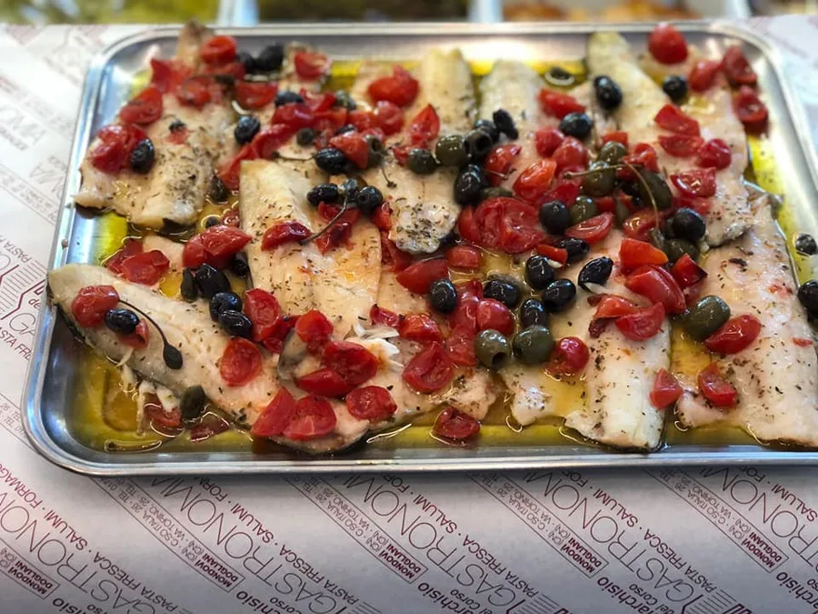 Secondo di pesce preparato in gastronomia